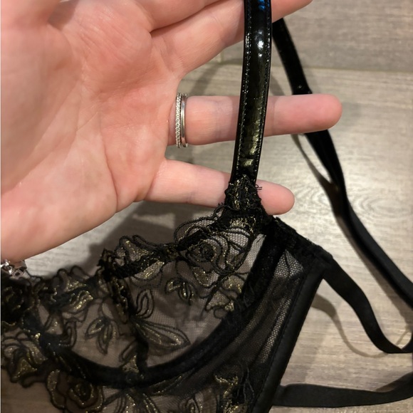 Black and Gold Strappy Lace Teddy - Picture 4 of 5